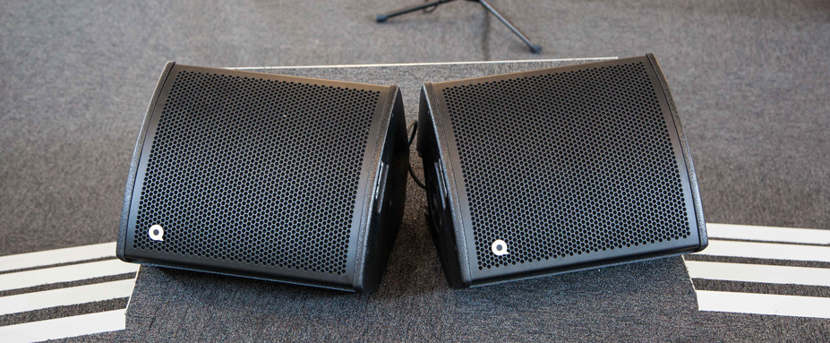 Q-Motion Series QM10DC monitors are smooth and small.